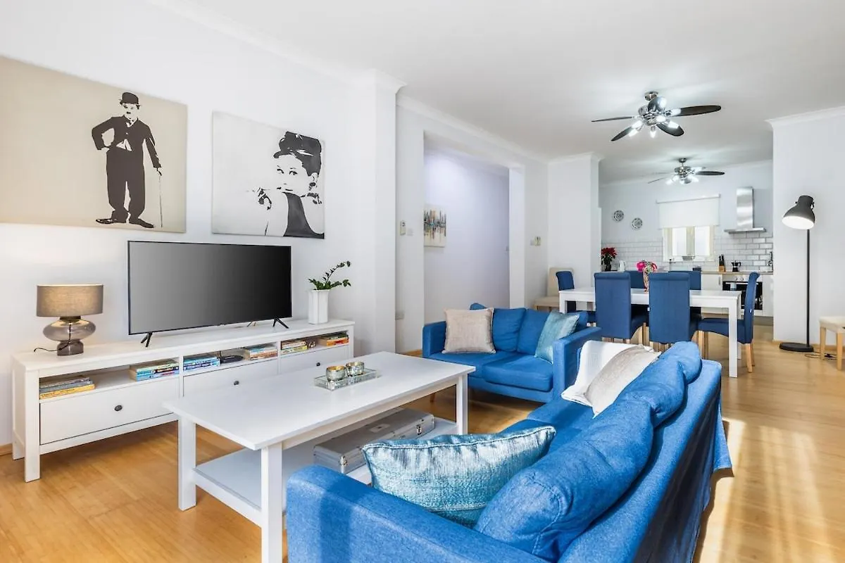 Sliemaluxurycharm Sea-Side Pool Table Apartment