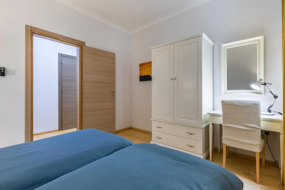 Sliemaluxurycharm Sea-Side Pool Table Apartment