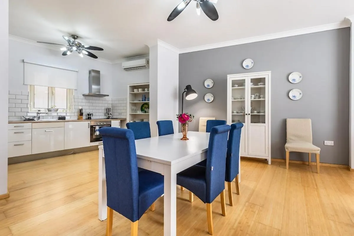Sliemaluxurycharm Sea-Side Pool Table Apartment