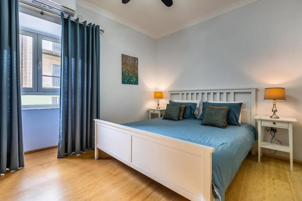 Sliemaluxurycharm Sea-Side Pool Table Apartment